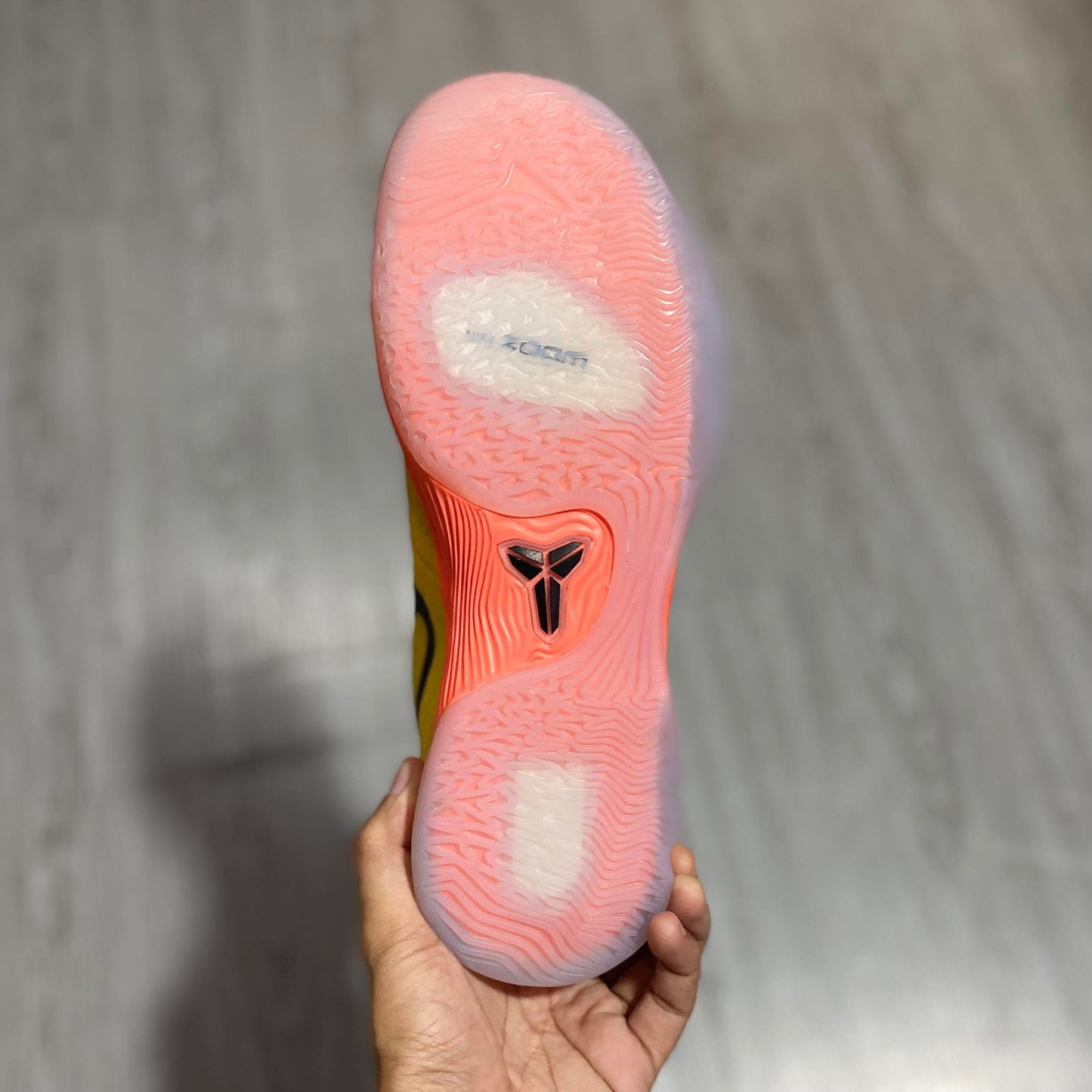 Kobe 5 Venomenom 'University Gold'