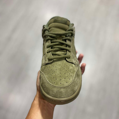 SB Dunk Low 'Supreme'