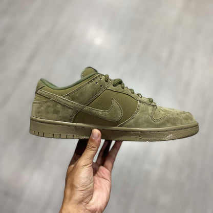 SB Dunk Low 'Supreme'