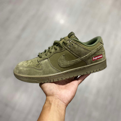SB Dunk Low 'Supreme'
